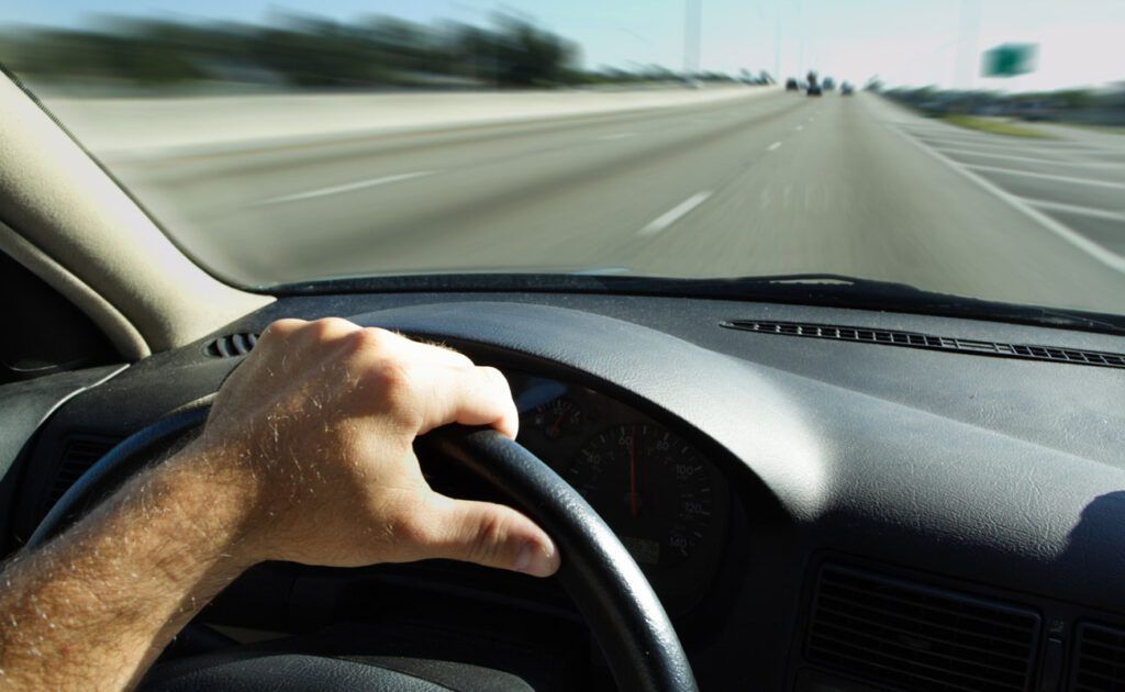 ¿Sabías que la altitud puede afectar el rendimiento de tu auto? Aquí te explicamos todo