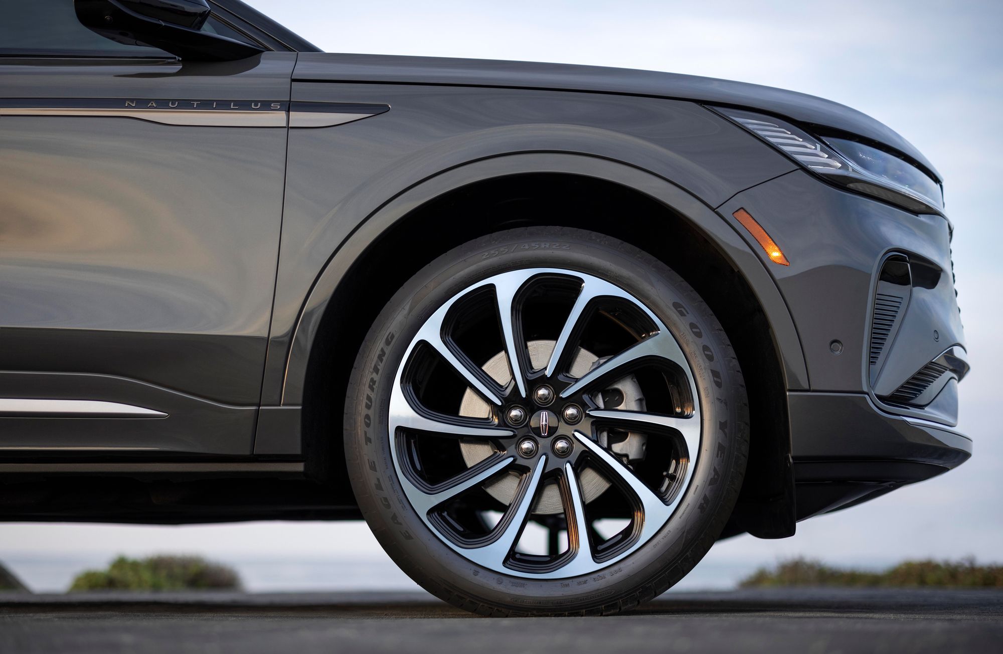 Lincoln Nautilus, diseño renovado, una opción híbrida que busca ser la opción más atractiva en el segmento de los SUV de lujo medianos.
