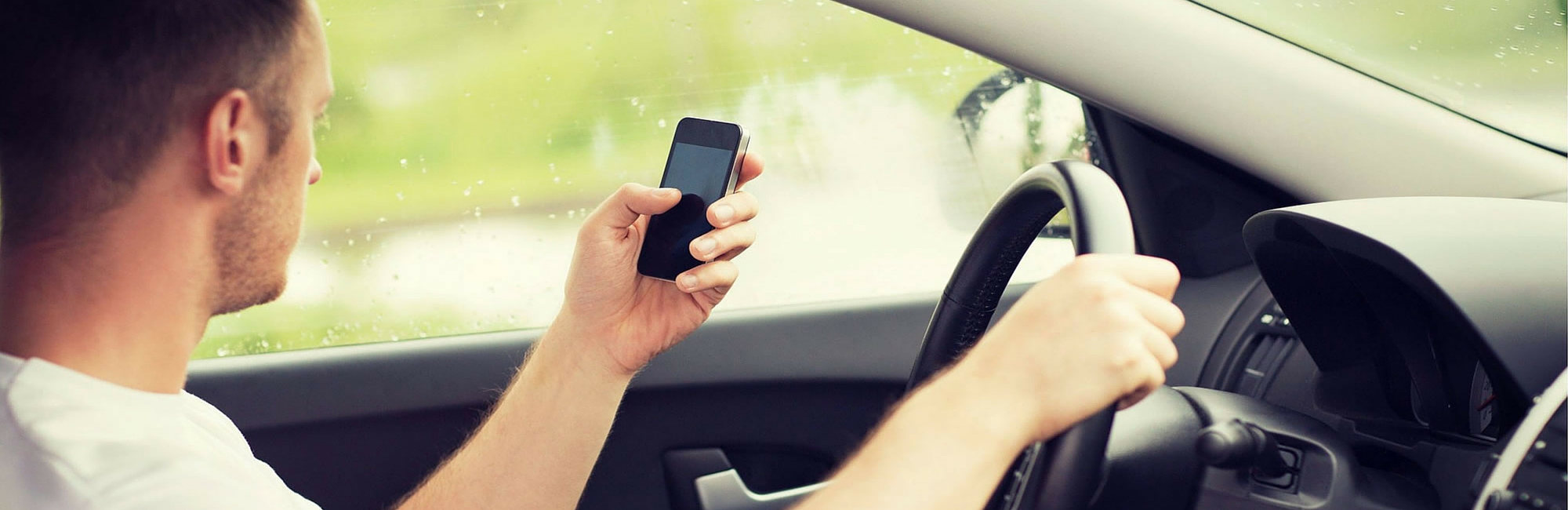 Cómo manejar y hablar por celular sin morir en el intento