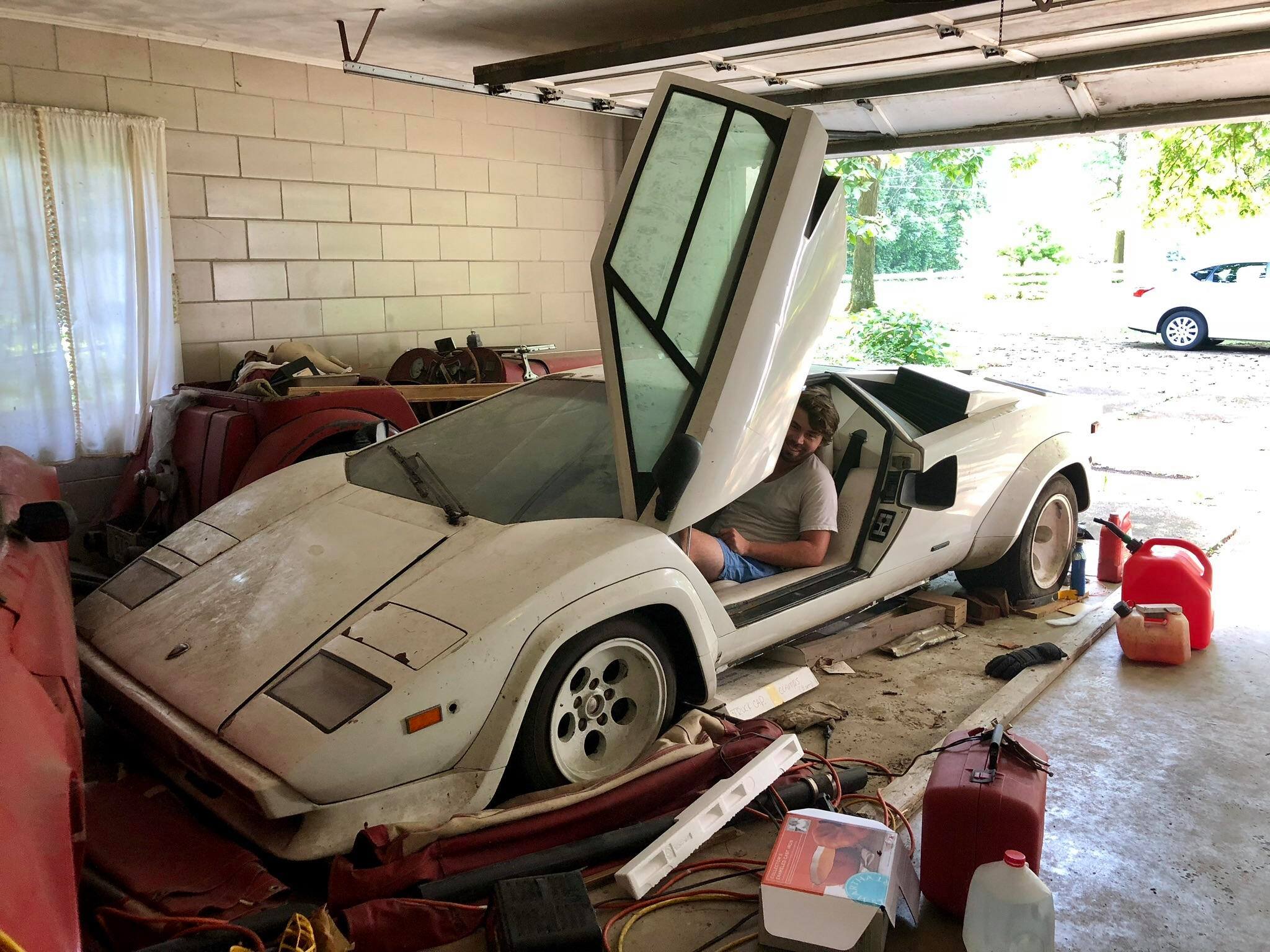 Limpia la cochera de su abuela y descubre un automóvil valorado en más 300 mil dólares