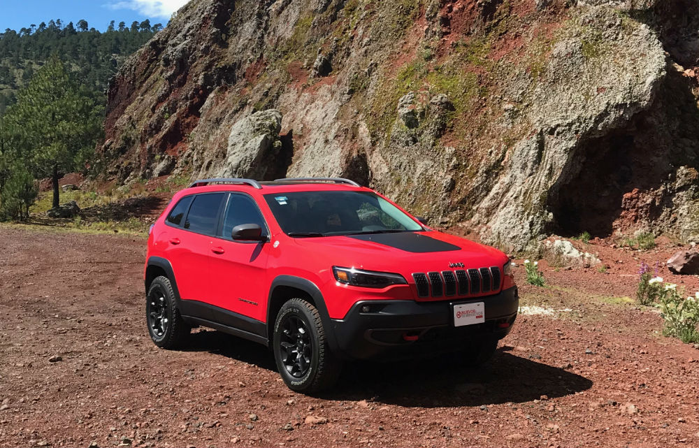 A Jeep Cherokee Trailhawk nada lo detiene