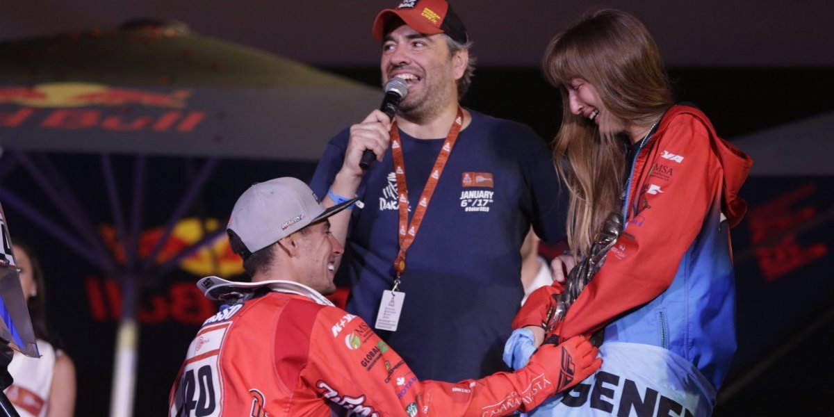 Gana el Dakar e inmediatamente le solicita matrimonio a su novia
