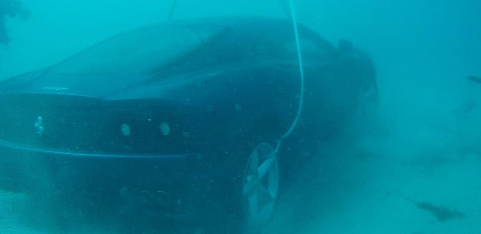 Lanza su Ferrari a un lago porque Jesús se lo pidió