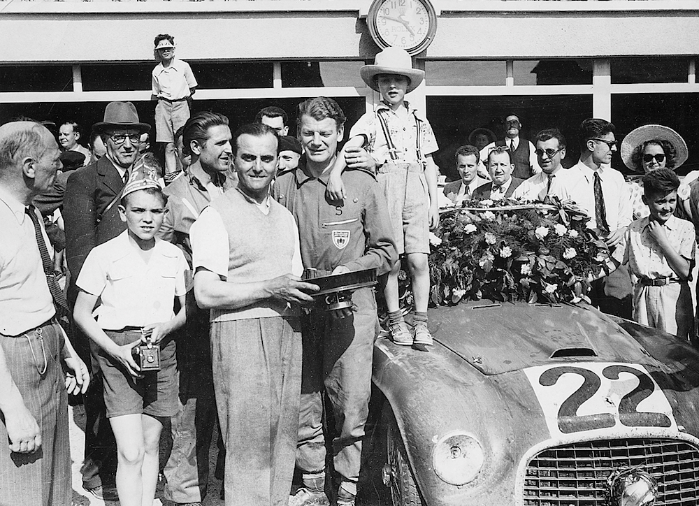 Luigi Chinetti y Peter Mitchell-Thomson con el premio de ganadores en Le Mans 1949
