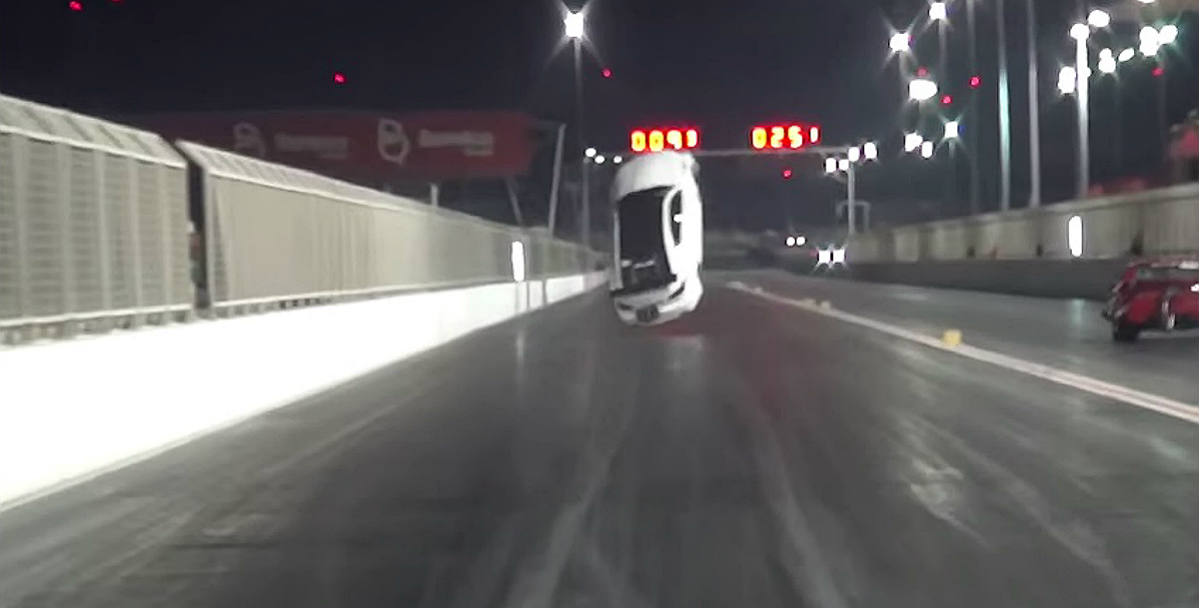 Youtube: Mira como vuela este Lexus y otros dragster en carreras de ¼ de milla