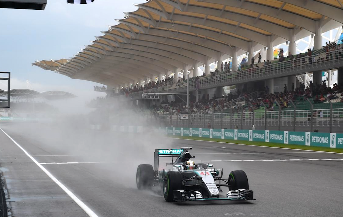 Pole bajo lluvia para Lewis Hamilton en el Gran Premio de Malasia
