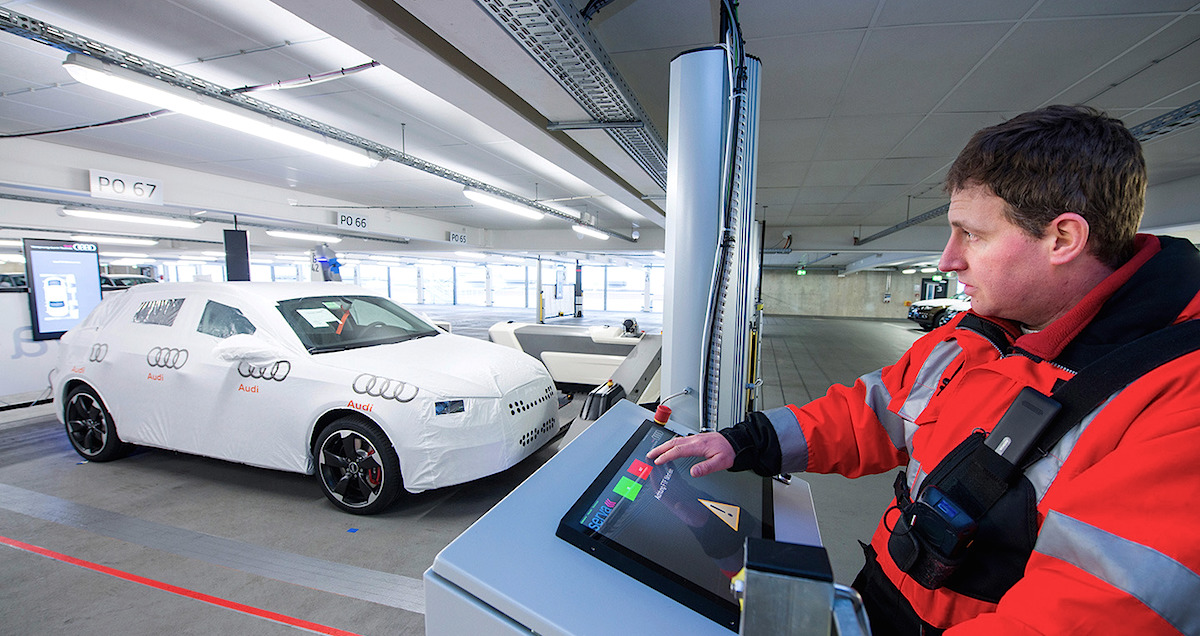 El robot Ray vuelve a la carga, transportando autos recién fabricados por Audi