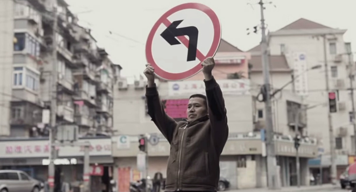 Human Traffic Signs: Cuando las personas se vuelven señales de tránsito