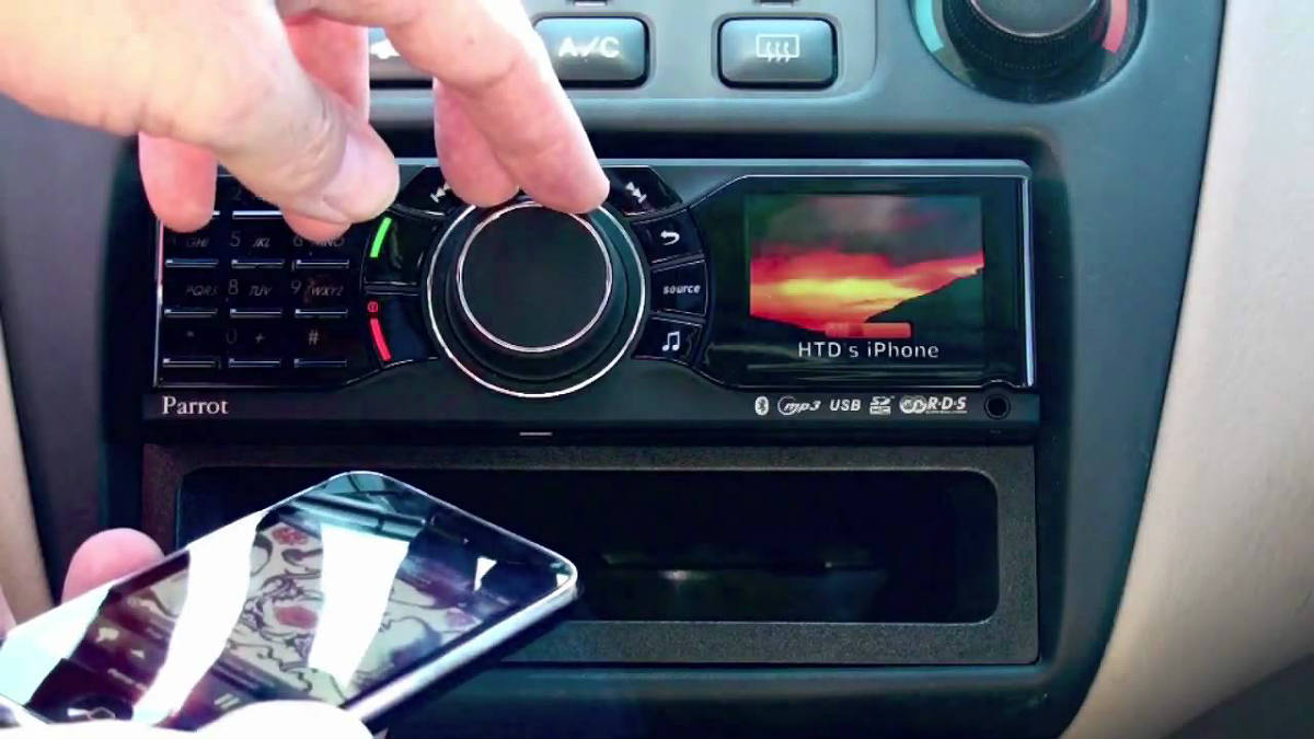 ¿Vas a comprar un autoradio? Estas son las funciones básicas que no le pueden faltar a este accesorio