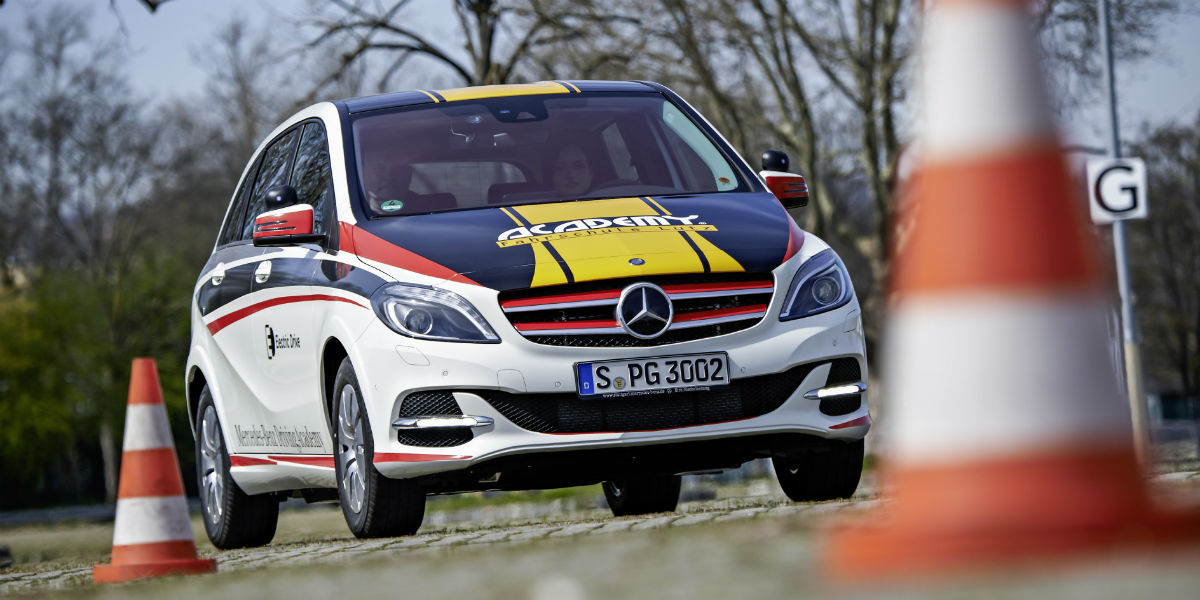 ¿Sabes cómo conducir un auto eléctrico? En Stuttgart te enseñan