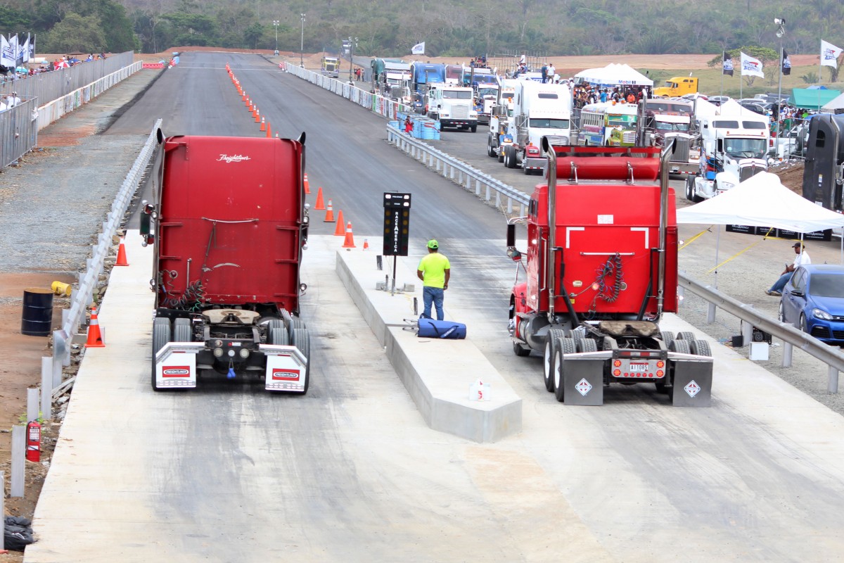 Primera carrera de mulas, volquetes y pick-ups en "Dragwars"