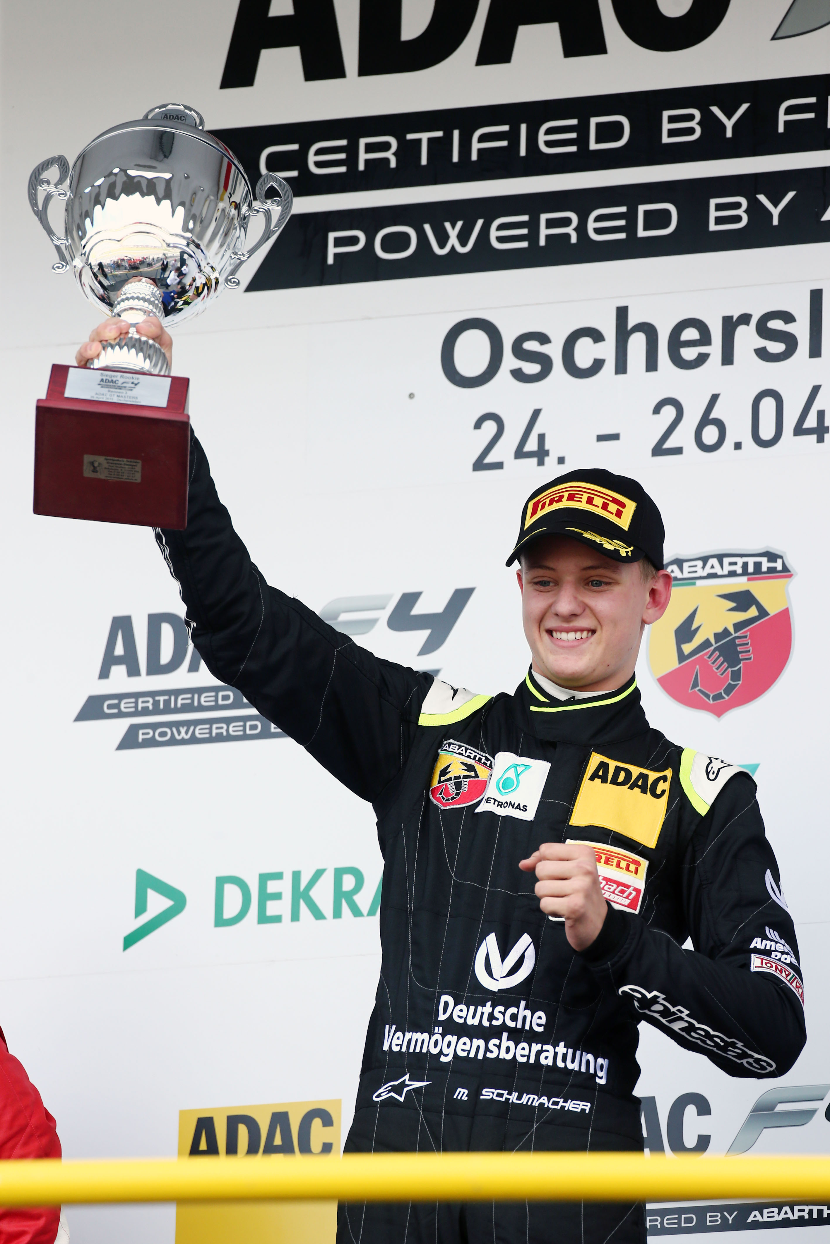 Mick Schumacher hace debut por todo lo alto