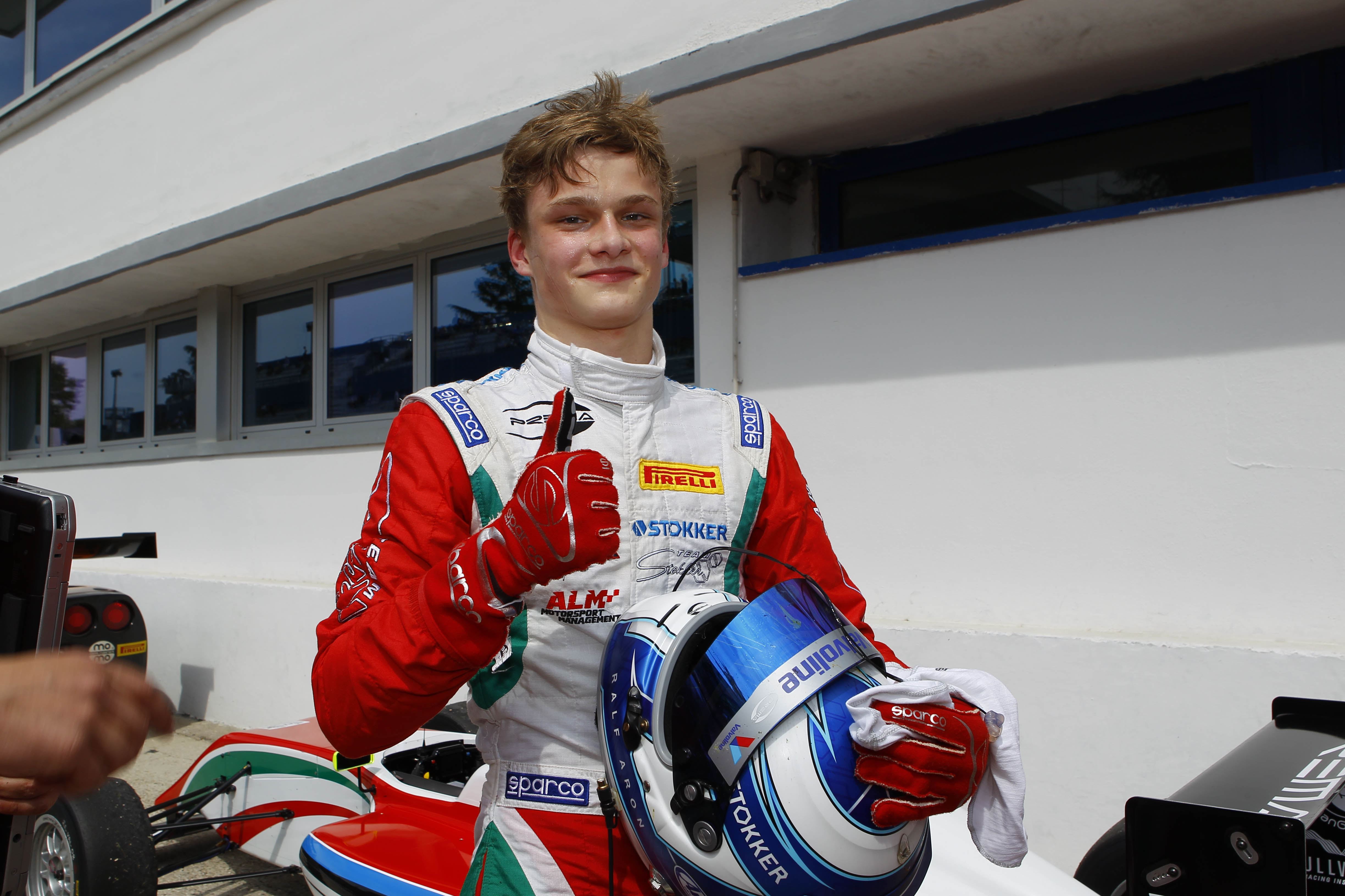 Ralf Aron lidera la F4 italiana y el venezolano Mauricio Baíz se acerca al podio