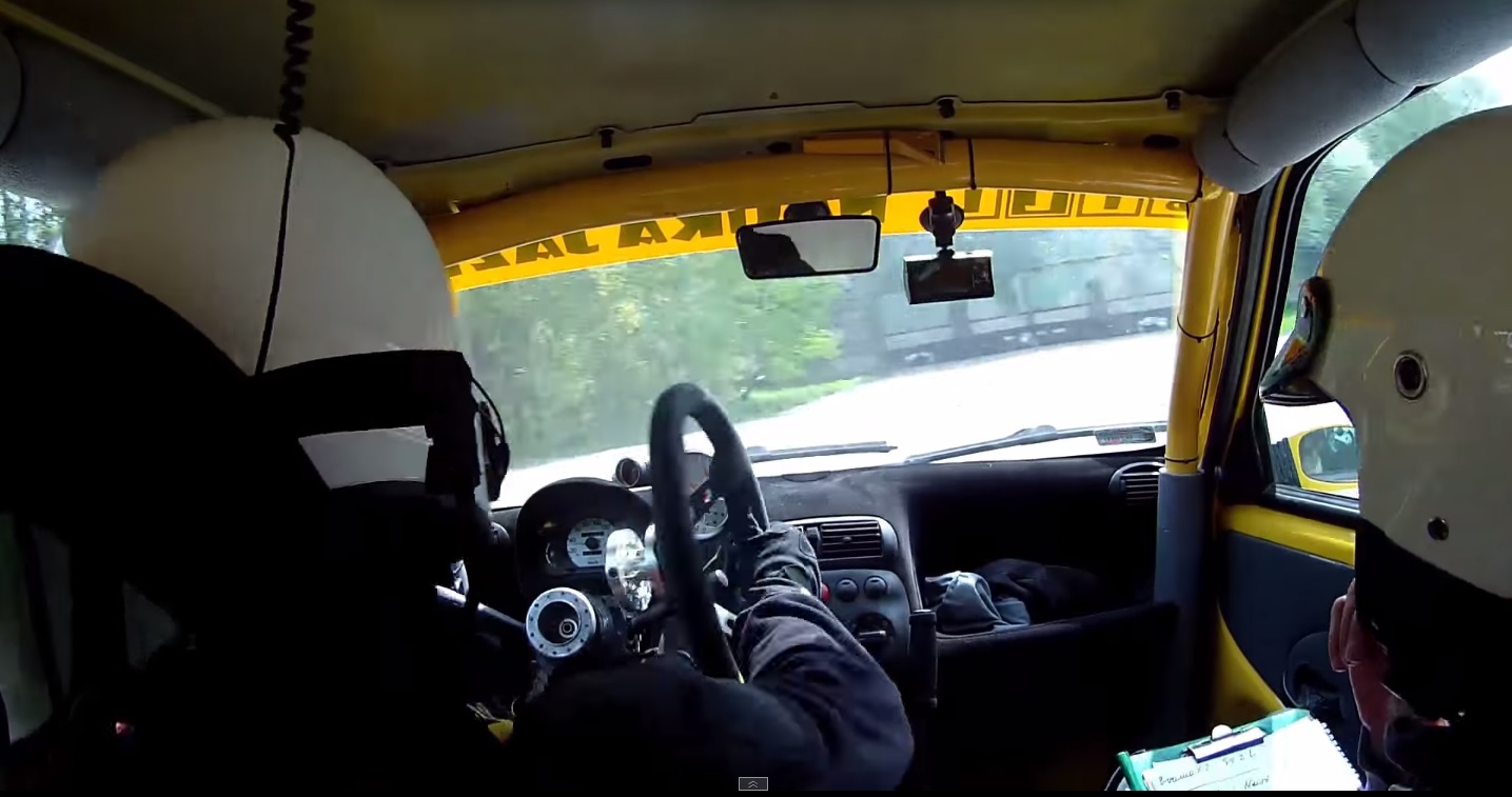 ¿Manejar un auto sin timón? Este piloto de rally te enseña cómo