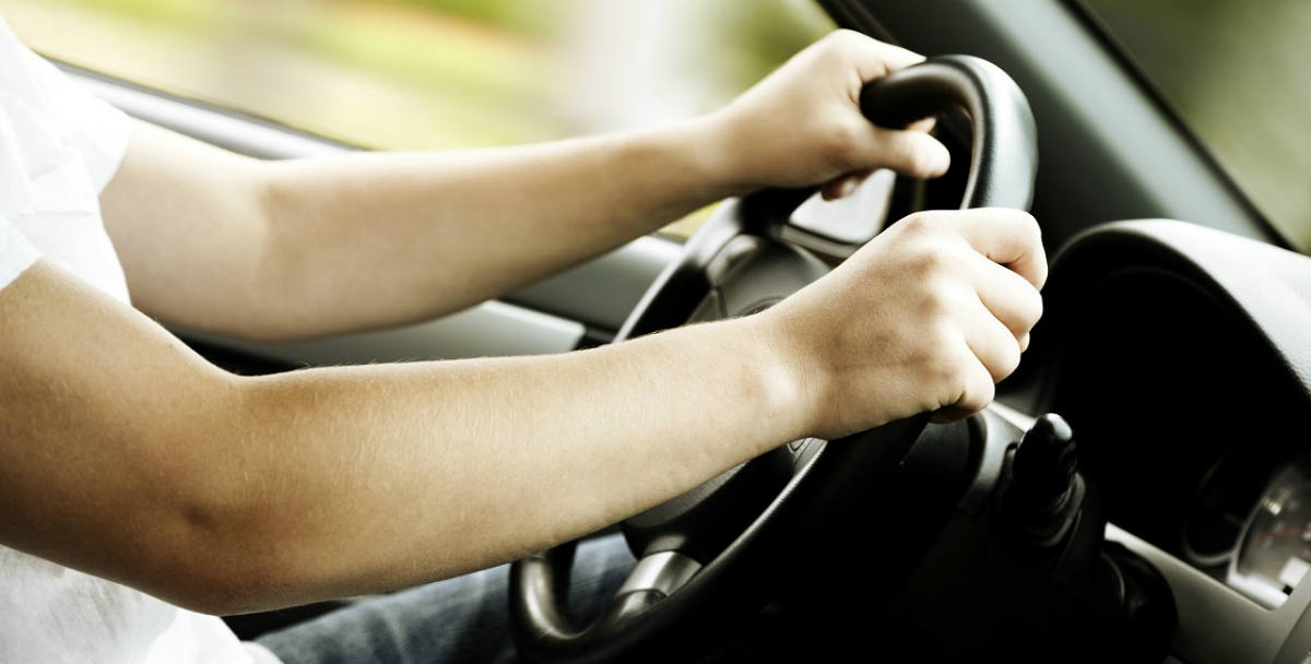 Estos son los 5 malos hábitos más frecuentes al conducir un auto, ¿Has realizado alguno?