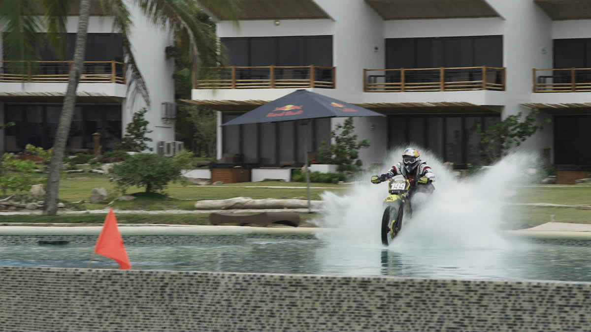 Reto: atravesar una piscina en moto. ¿Creen que lo logró?