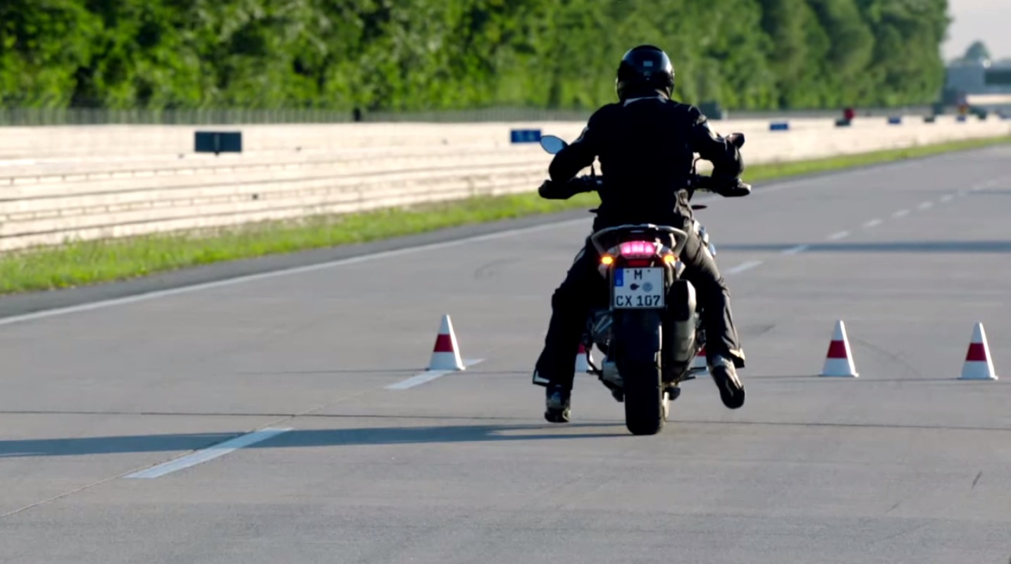 BMW incorporará luces dinámicas de frenado a sus motocicletas en el 2016