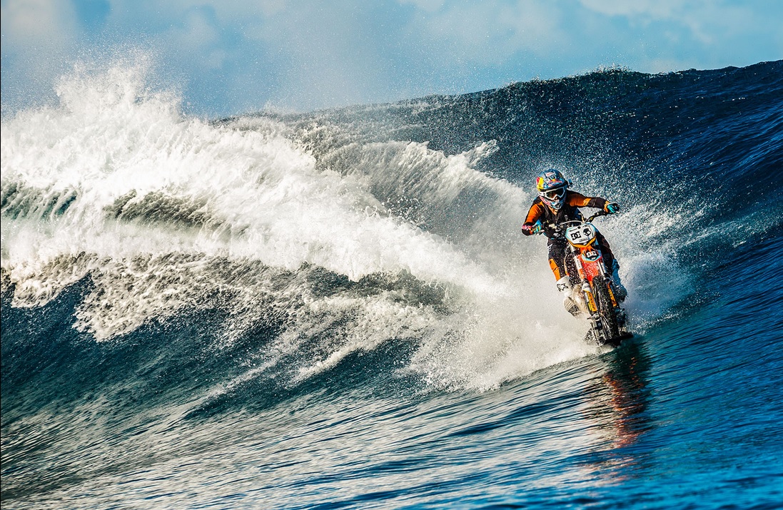¿Surfear con una moto en Tahití? ¡Que va!