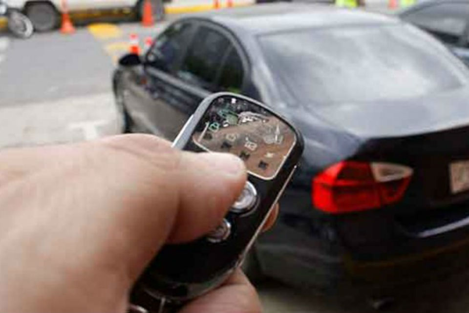 Inventan un dispositivo casero que desbloquea las puertas de los autos