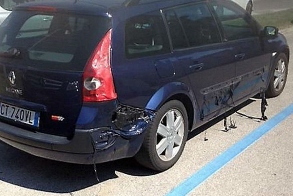 Por la ola de calor, un auto se "derrite" en Italia (Vídeo)