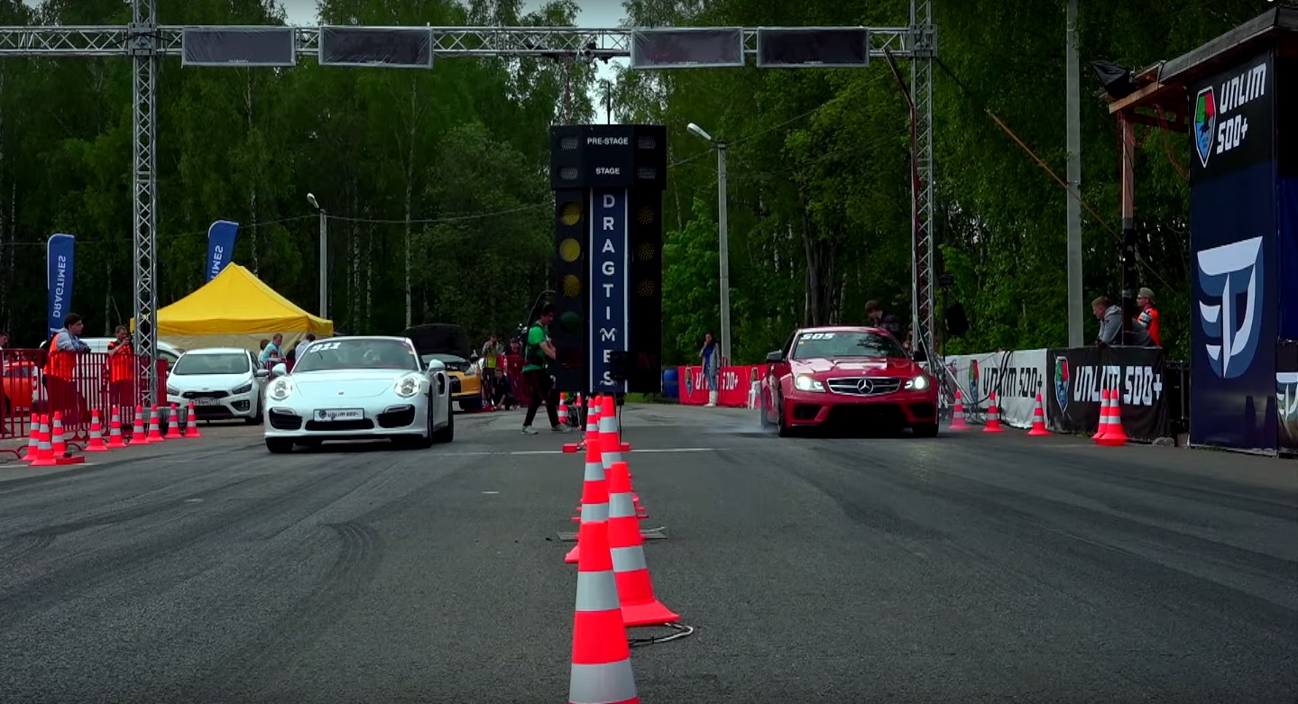 Duelo alemán: Porsche 911 Turbo vs Mercedes-AMG C63 coupe, ¿a cuál le vas?