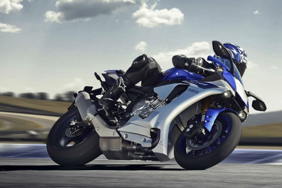 Yamaha y Pirelli celebran y presentan la nueva YZF-R1