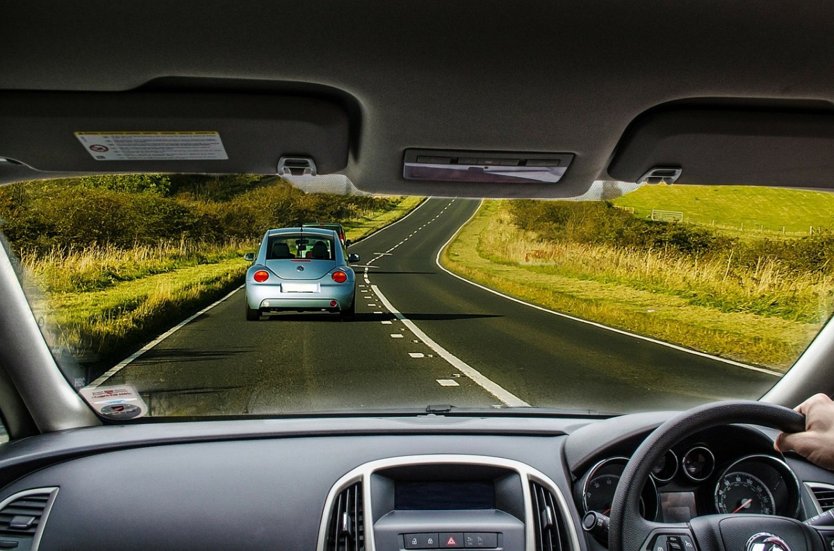 ¿Cuánto recorre mi auto desde que presiono el freno hasta que se detiene por completo?