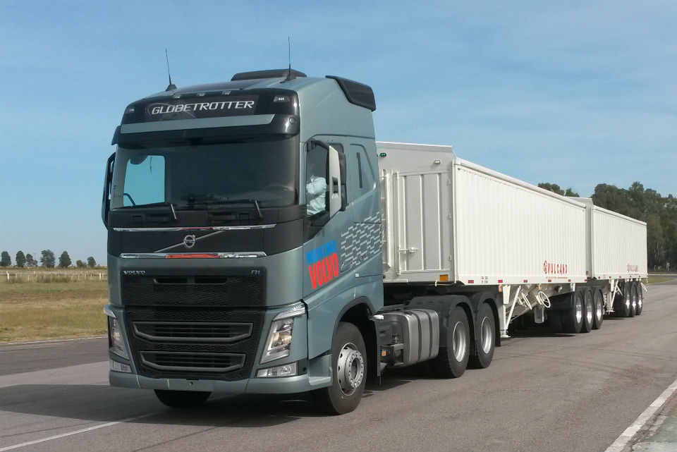 Llegan los camiones bitrenes de Volvo a la Argentina