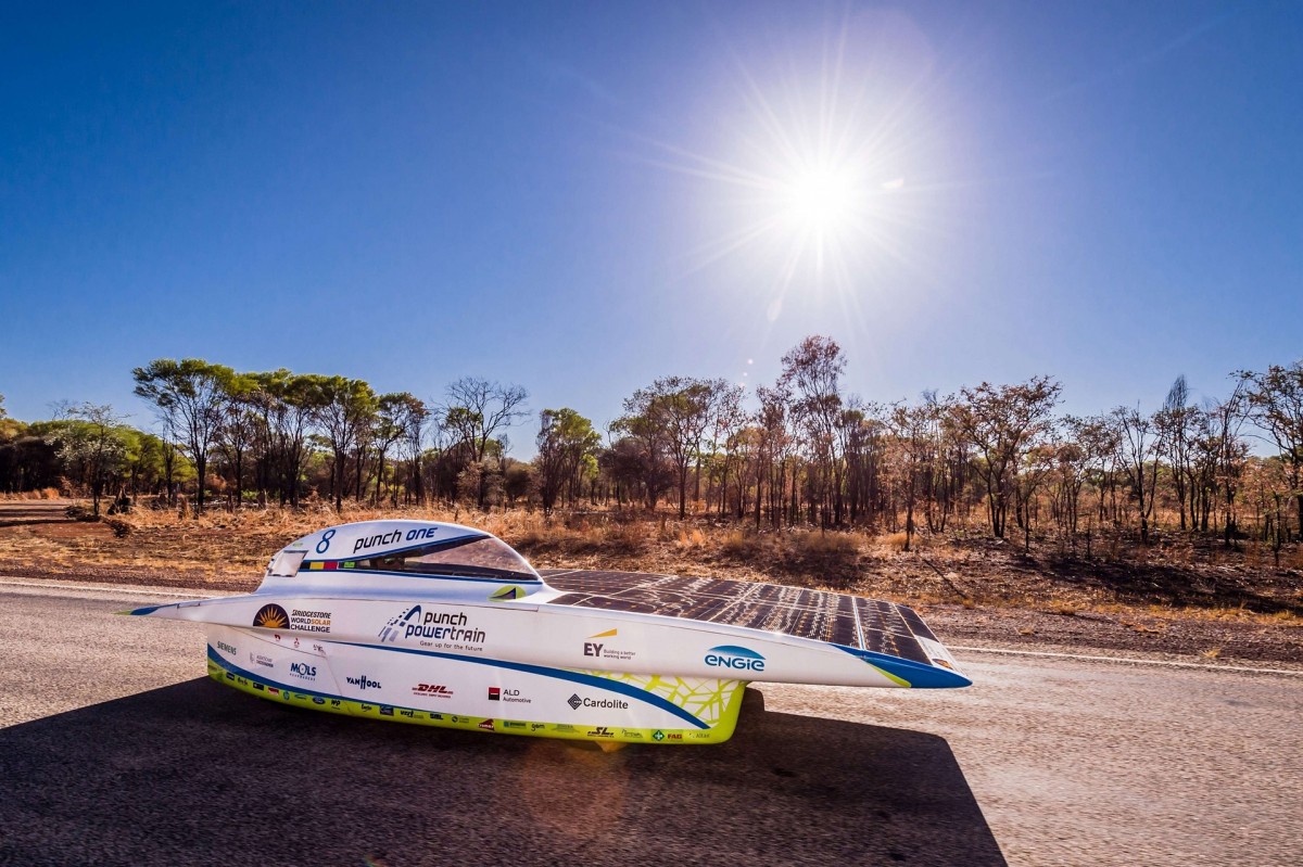 Australia celebra el World Solar Challenge, la carrera donde los autos se mueven con energía solar