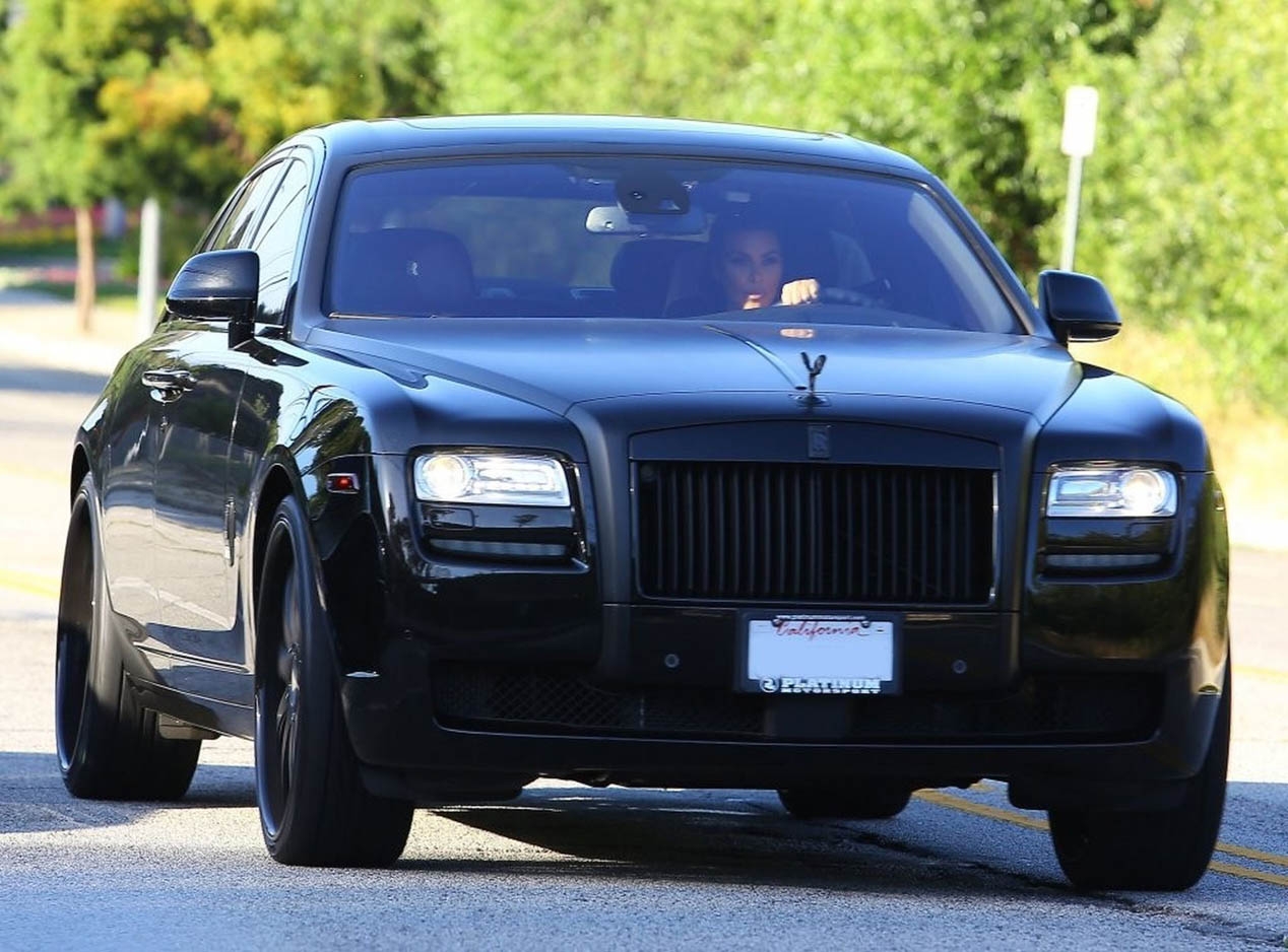 La envidiable colección de autos de Kim Kardashian