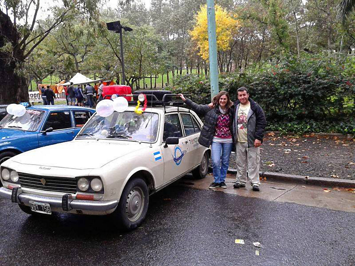¿Conocer el mundo en un Peugeot 504 de 1974? Esta es la historia de Diego y Belén