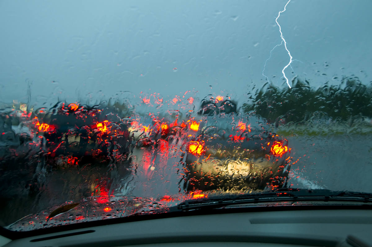 ¿Estás a salvo dentro del auto durante una tormenta eléctrica? Aquí te lo decimos