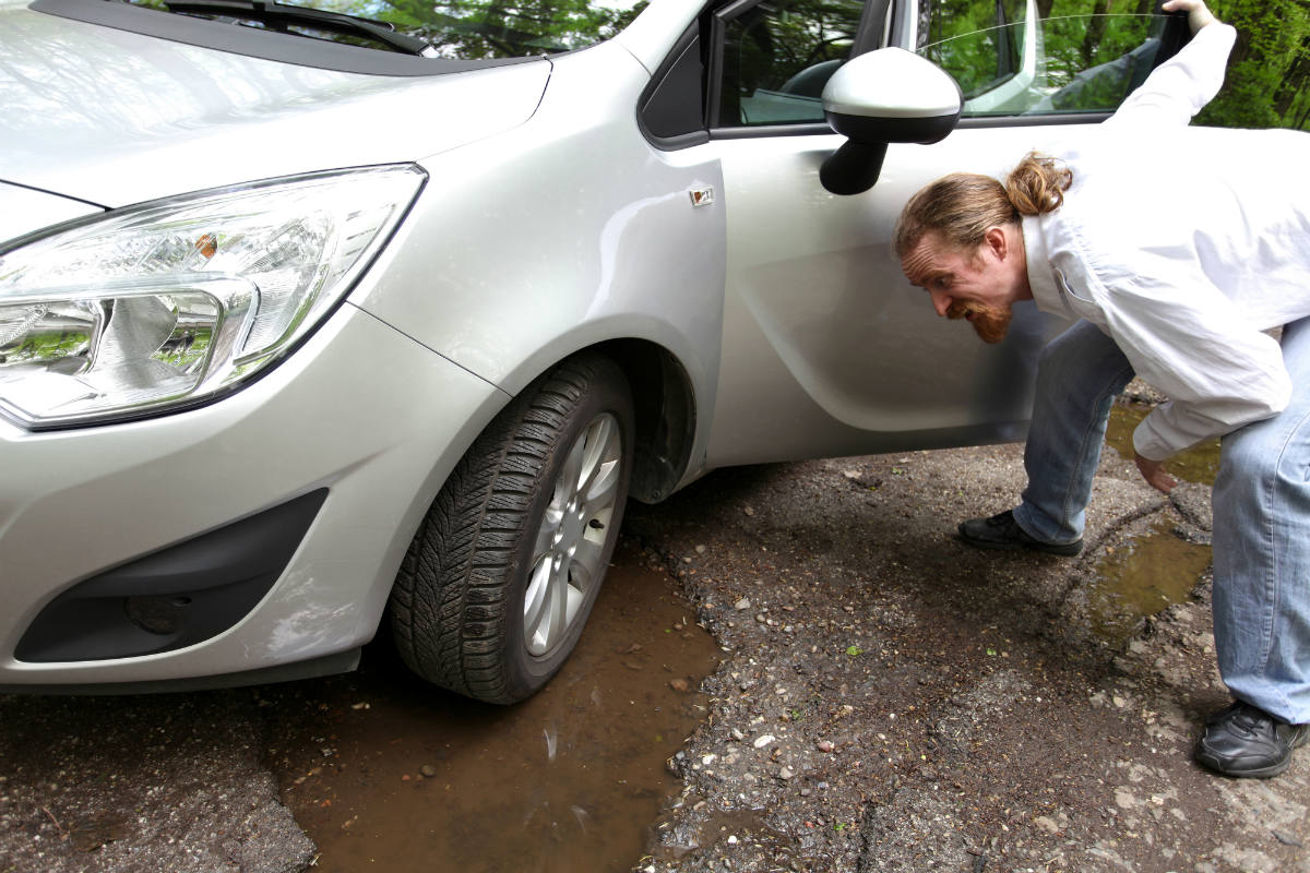 ¿Golpeaste tu auto con un bache? Entonces revisa estos cuatro elementos