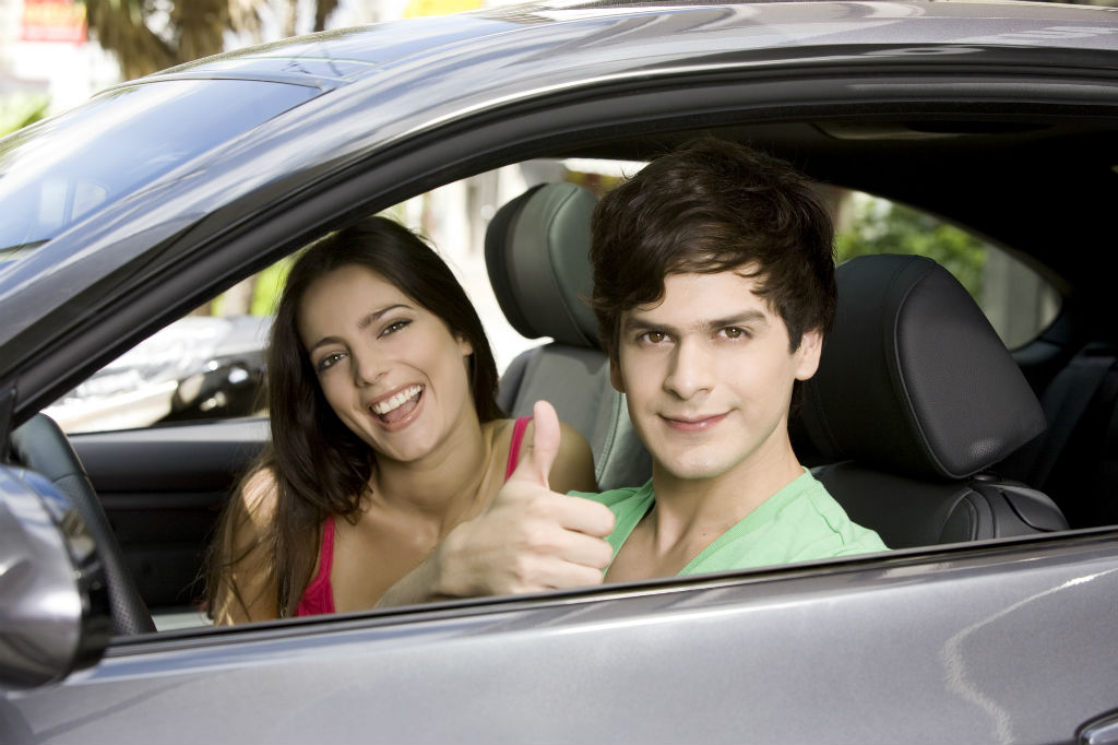 5 preocupaciones de los padres al prestar el auto a sus hijos