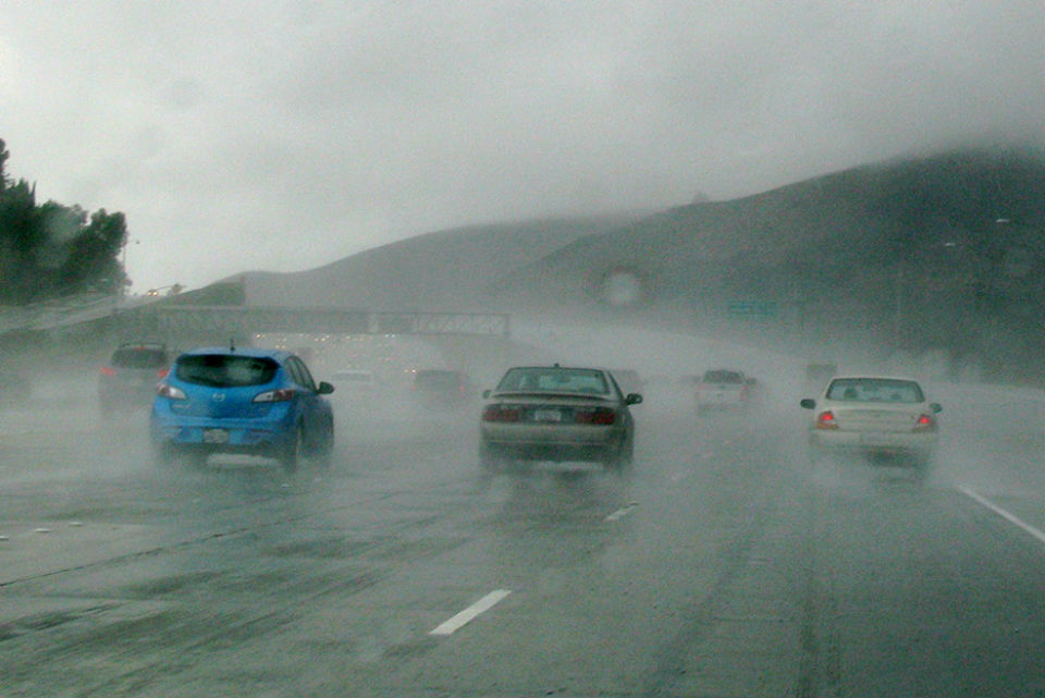 Evita sustos: te decimos cómo manejar bajo la lluvia