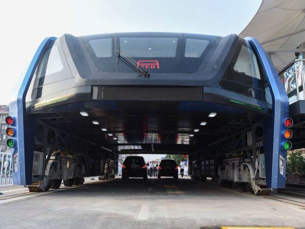 5 cifras interesantes sobre el autobús que circula por encima de los autos