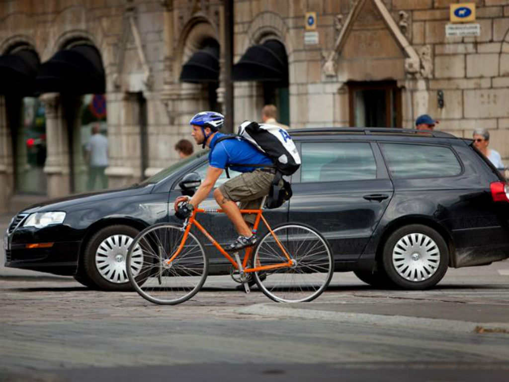Estudio revela que los automovilistas pesan 4 kilos más que los ciclistas