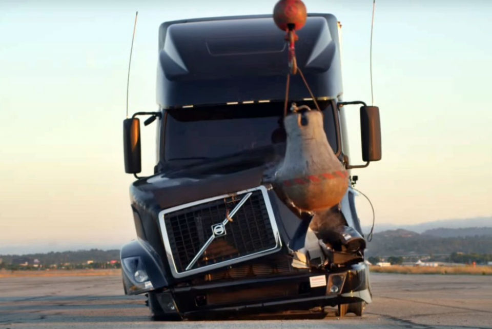 Destruyen un camión Volvo para reconstruirlo