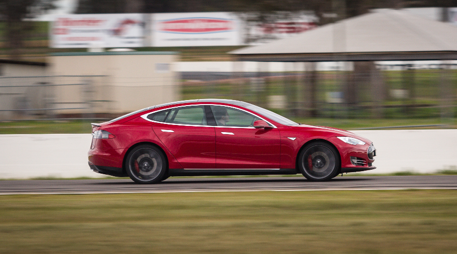 Tesla con pérdidas millonarias en la primera mitad de año