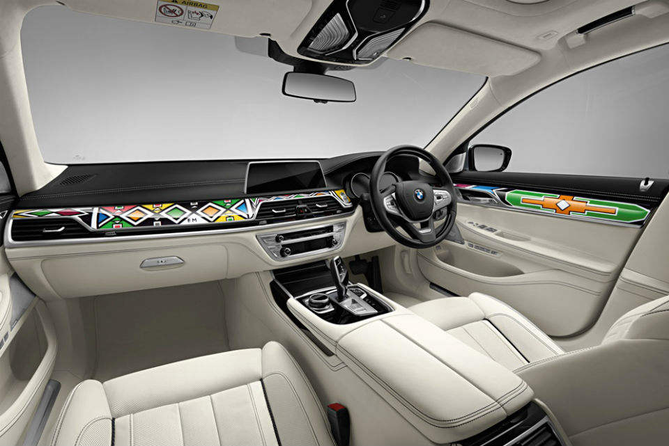 Esther Mahlangu deja su impronta en un BMW Serie 7