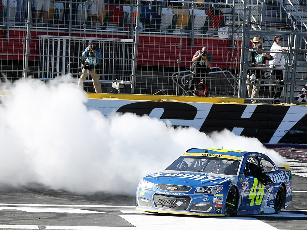 Jimmie Johnson logra victoria No. 78 en NASCAR