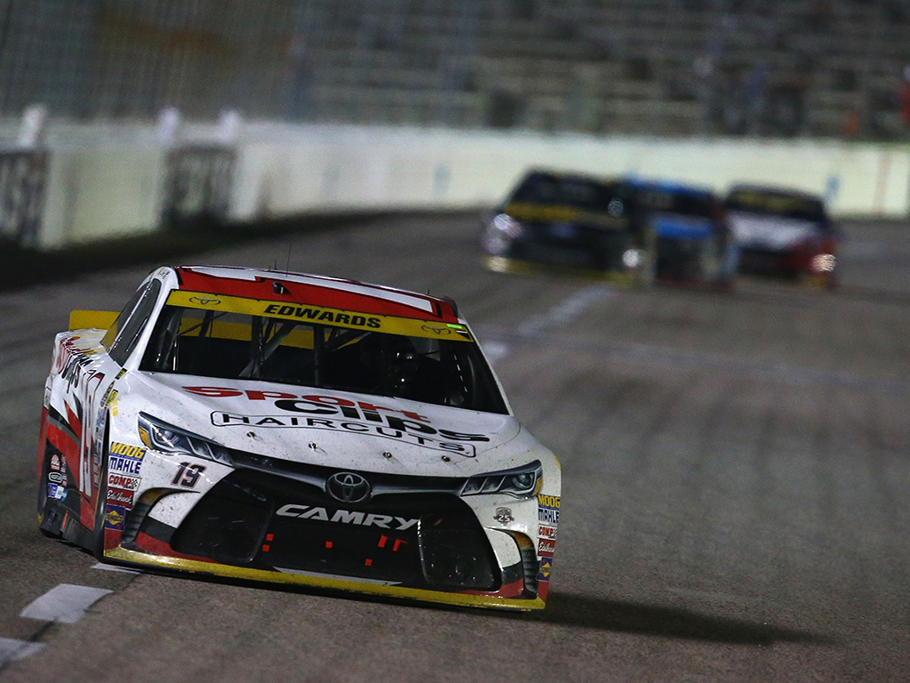 Carl Edwards firma su pase a la final de la NASCAR