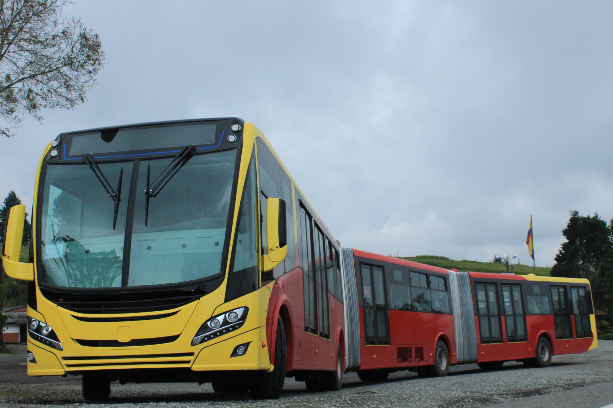 Así es el primer bus bi-articulado del mundo impulsado a gas