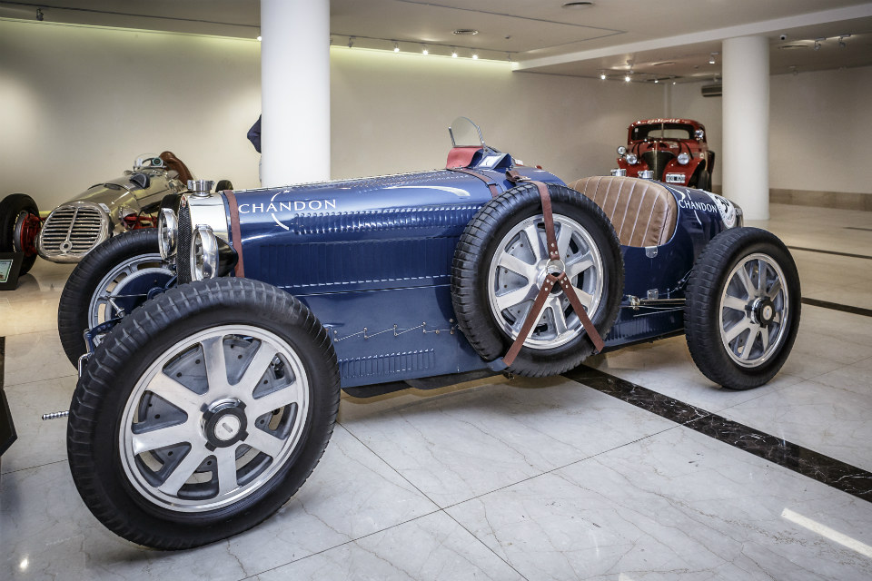 PS Gallery junto al museo del automóvil