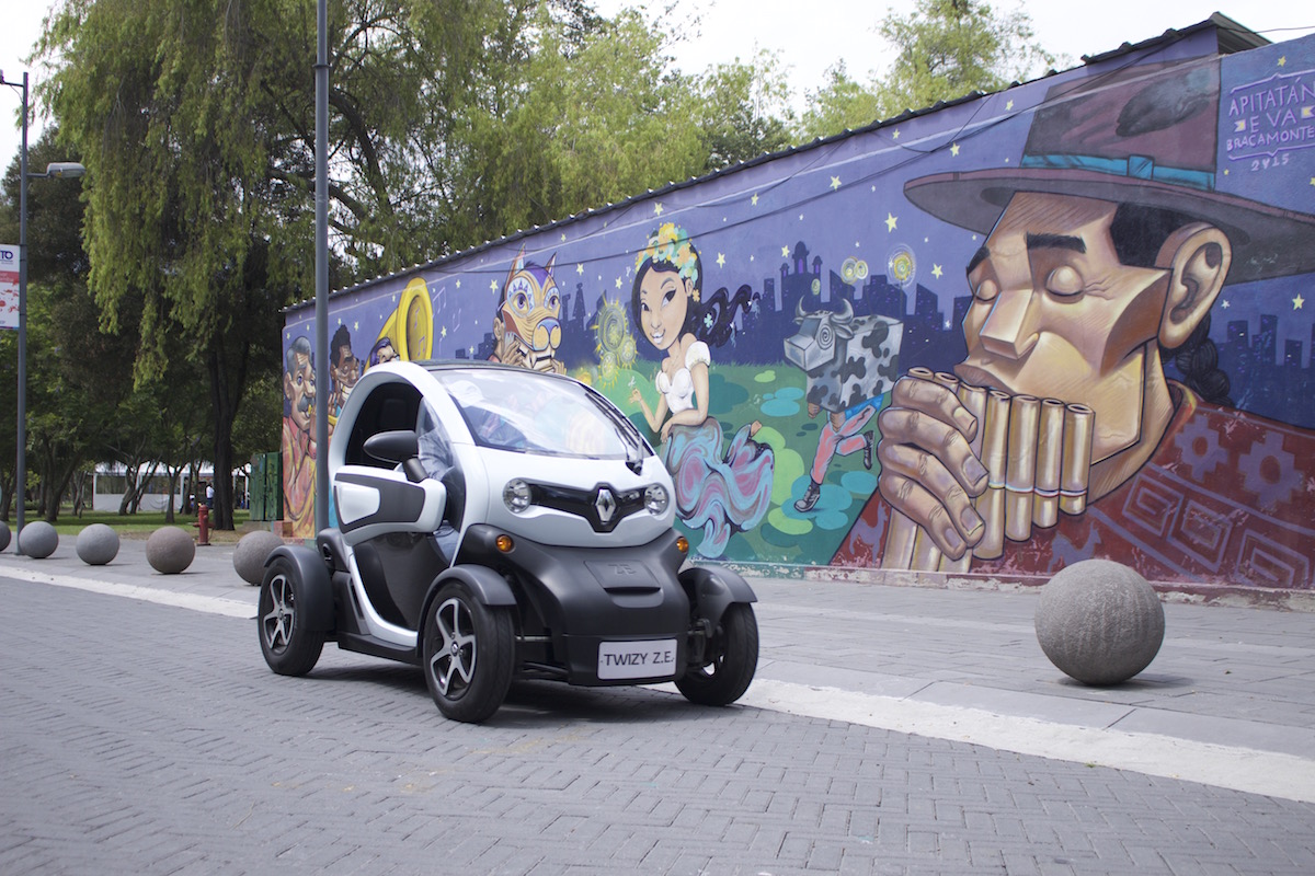 Renault Twizy se pasea por las calles de Quito