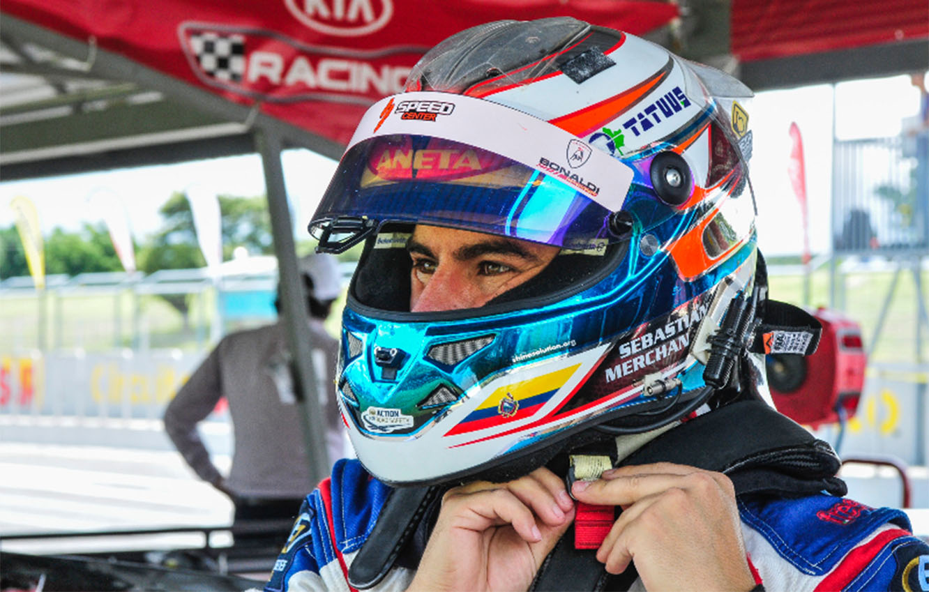 Sebastián Merchán firma para Kia Racing de Costa Rica