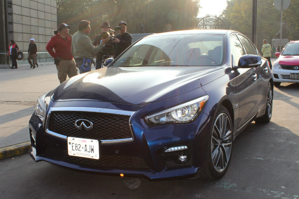 Infiniti Q50 S 2017 quiere robar cámara