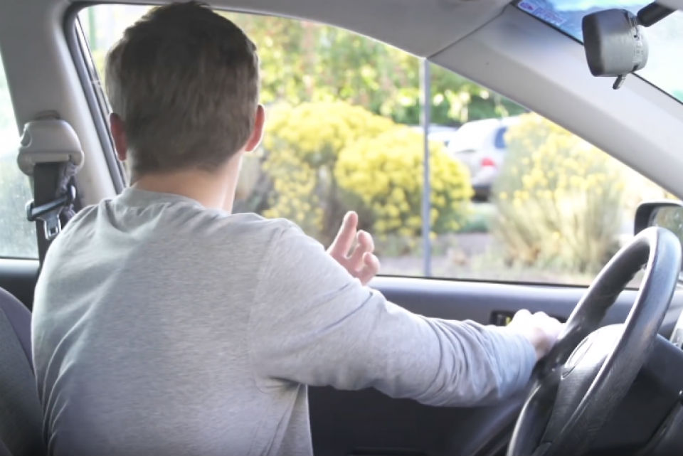 Abrir la puerta izquierda del auto con la mano derecha es más seguro