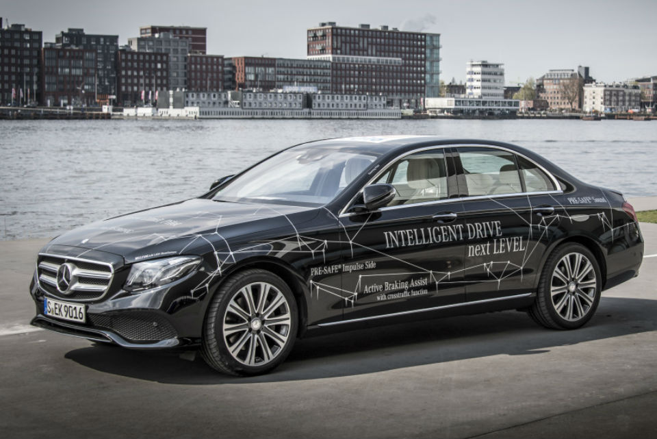 Uber incorporará modelos autónomos de Daimler