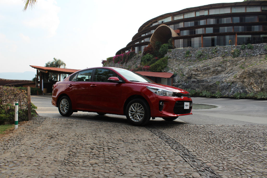 KIA Rio sedán frente a la competencia
